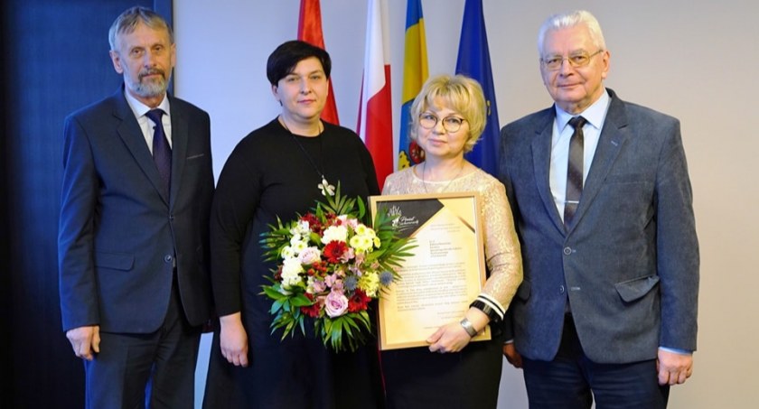 Elżbieta Brzezińska przeszła na emeryturę po 40 latach pracy fot. Starostwo