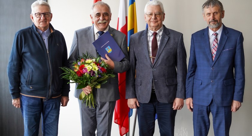 Lech Zduńczyk (drugi z lewej strony) z aktem powołania/fot. Starostwo Powiatowe