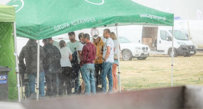 Część wystawców schroniła się pod swoimi namiotami fot. CiechanowInaczej