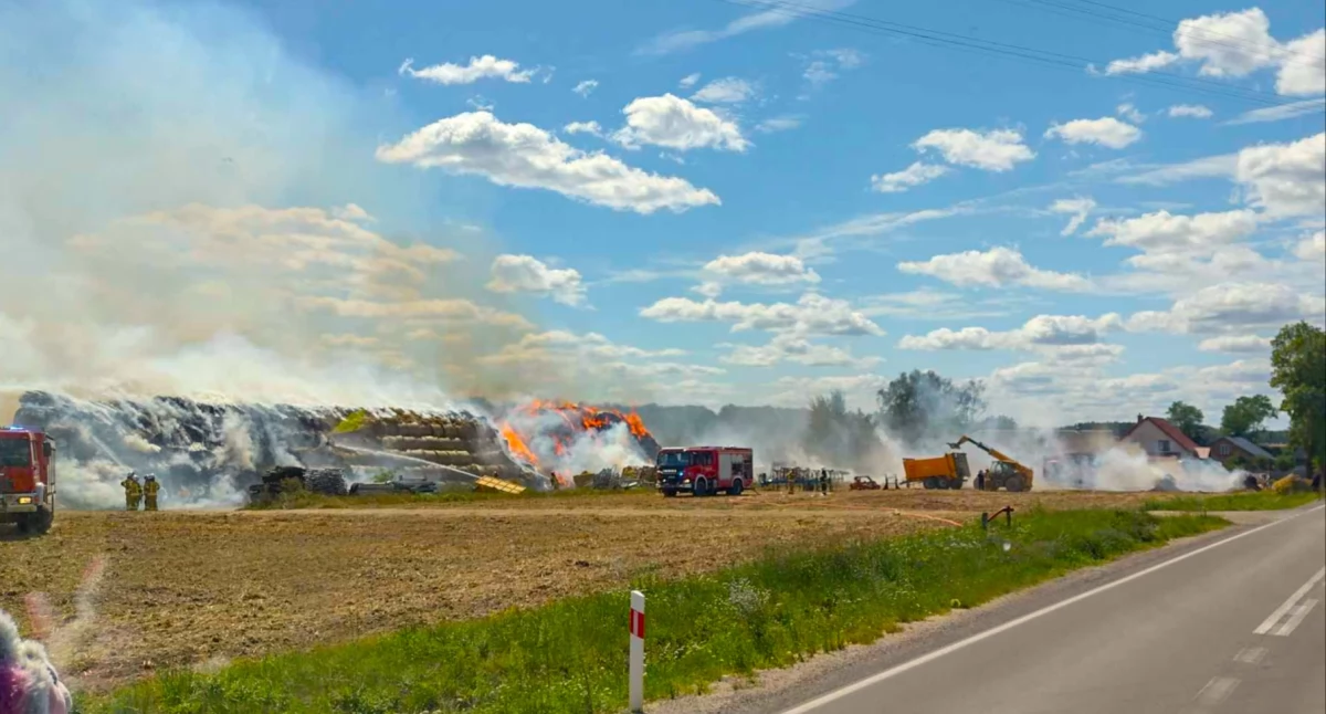 Społeczeństwo, Gigantyczny pożar spłonęło prawie tysiące słomy Ruszyła pomoc - zdjęcie, fotografia