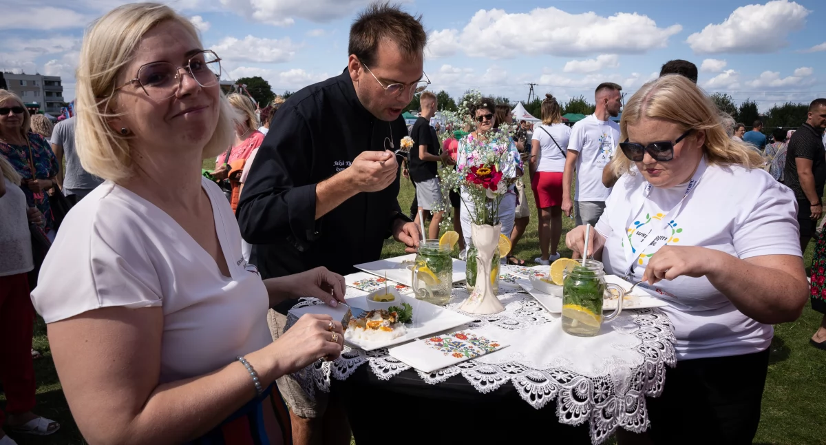 Społeczeństwo, wspólnym stole smaczny projekt który łączy pokolenia - zdjęcie, fotografia