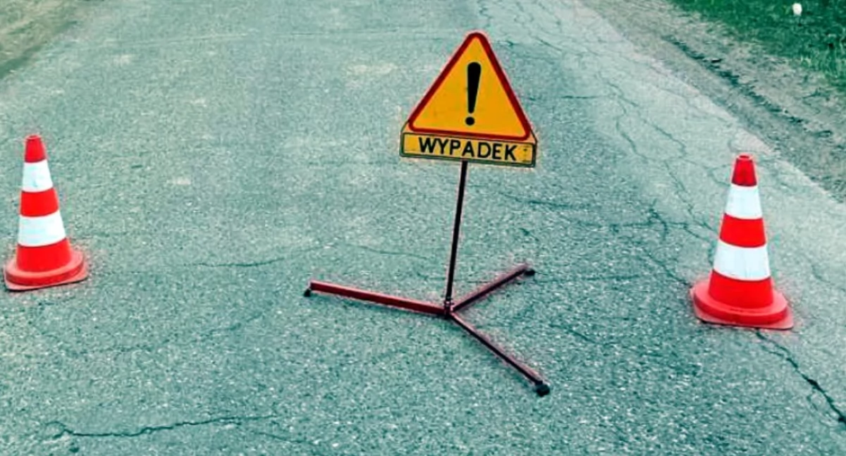 Wypadki drogowe, uderzył drzewo pobliżu Ciechanowa kierownicą nastolatka - zdjęcie, fotografia