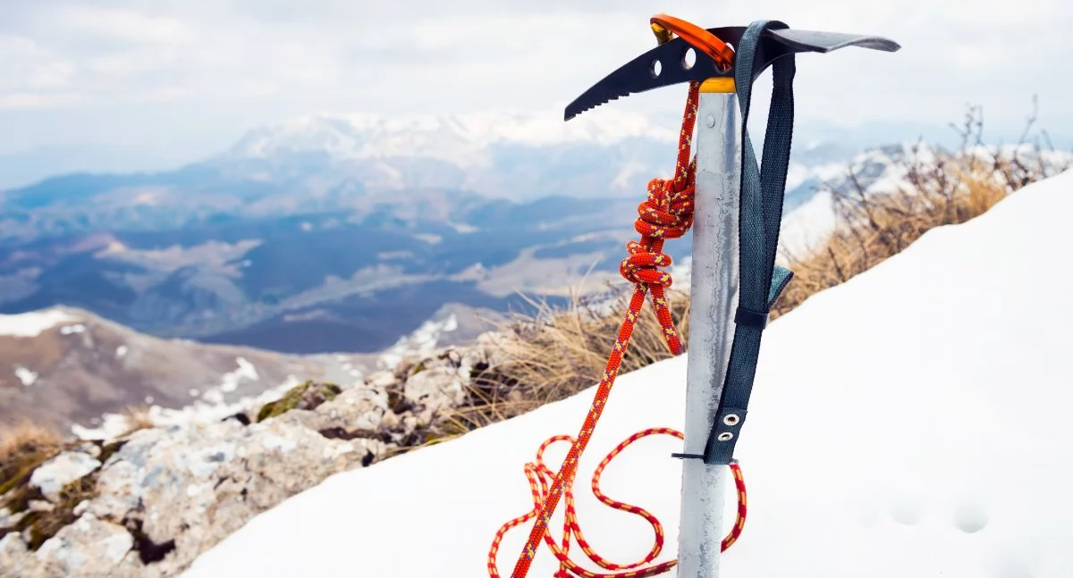 Porady i ciekawostki, Czekan wspinaczkowy niezbędne narzędzie każdego alpinisty - zdjęcie, fotografia