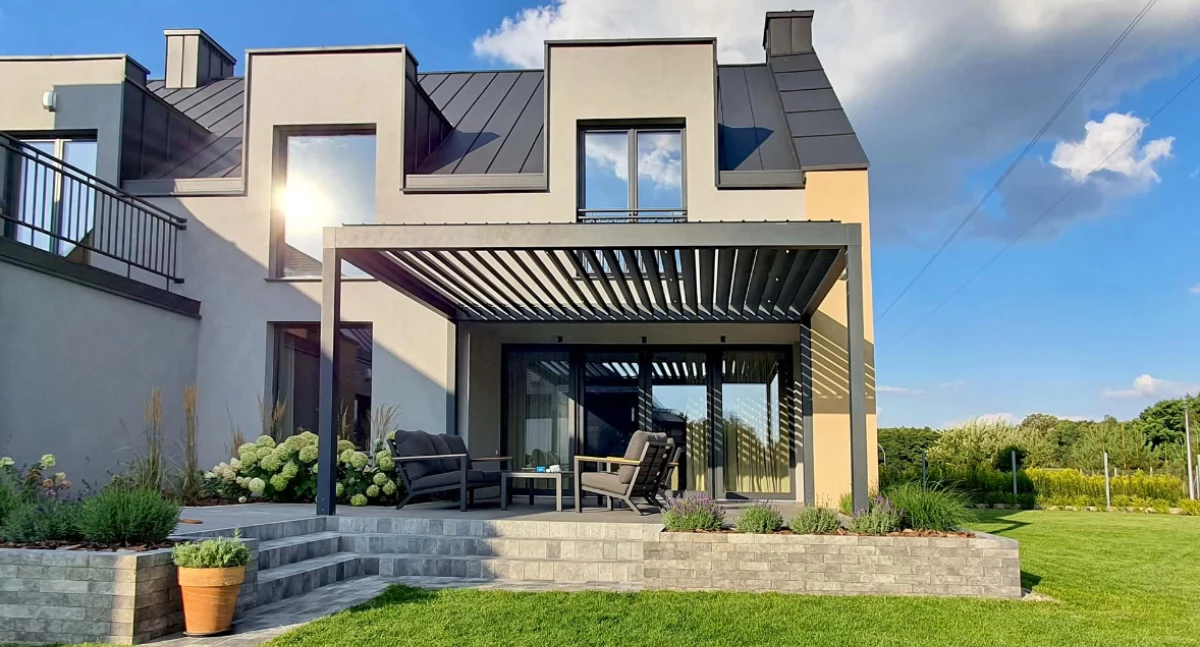 Porady i ciekawostki, Jakie zadaszenie tarasowe dobrać współgrało architekturą ogrodu - zdjęcie, fotografia