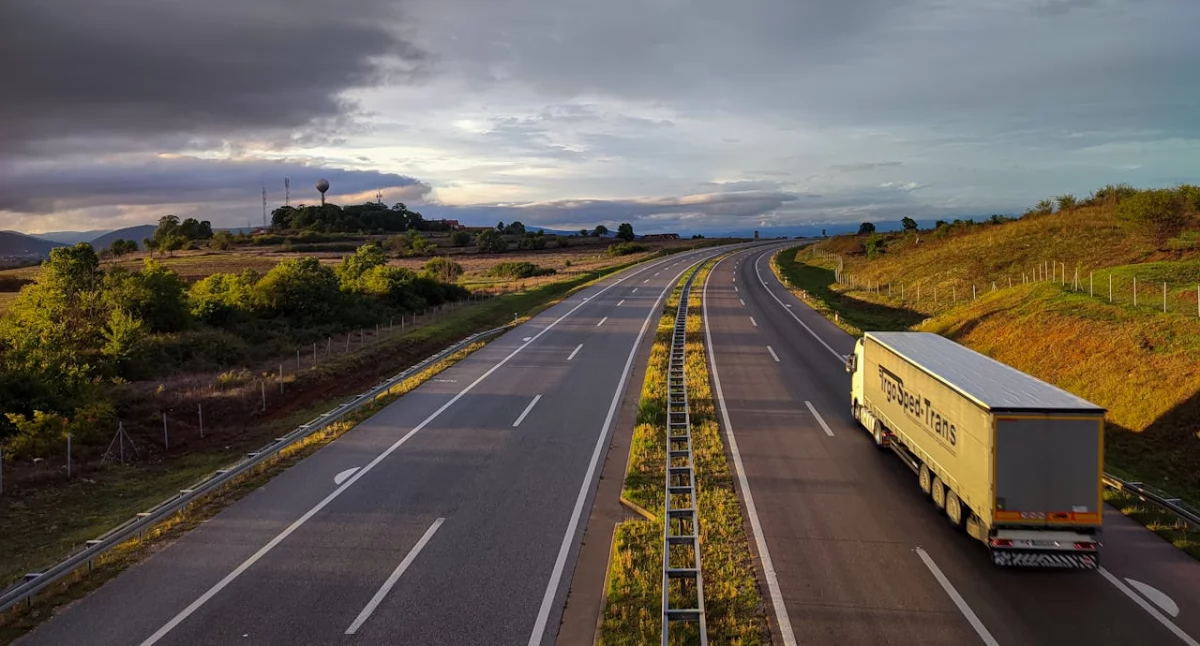 Porady i ciekawostki, Transport multimodalny łączyć różne środki transportu optymalizacji kosztów - zdjęcie, fotografia