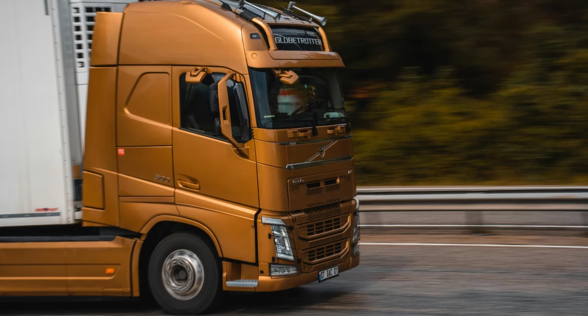 Porady i ciekawostki, Producent naczep niskopodwoziowych wybrać partnera transportu ciężkiego - zdjęcie, fotografia