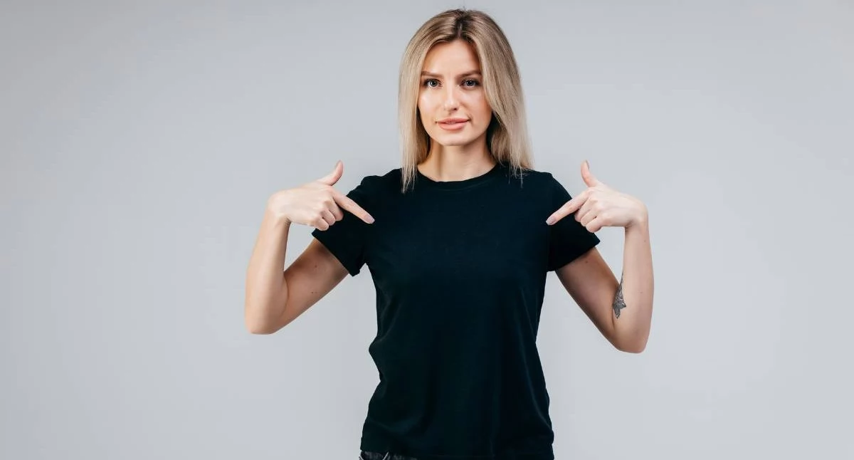 Porady i ciekawostki, shirty damskie stylizacjach nosić dzień żeby wyglądać modnie - zdjęcie, fotografia