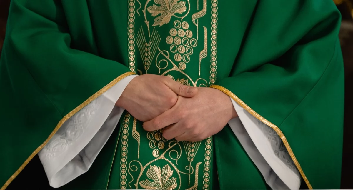 Porady i ciekawostki, Ornaty kapłańskie tradycja rzemiosło piękno liturgicznych tkanin - zdjęcie, fotografia