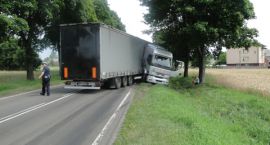 Nie dostosował prędkości  - wylądował w rowie.