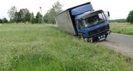 Ciężarówka w rowie - droga częściowo zablokowana przez godzinę - Ciechanów