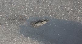 Płońska dołuje kierowców. Miasto nie może doczekać się modernizacji drogi.