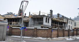 Nadrobili zaległości. Rozbudowa ratusza miejskiego znów idzie pełną parą.