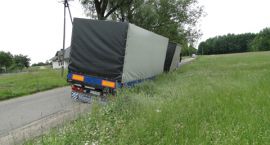 Ciężarówka w rowie - droga częściowo zablokowana przez godzinę - Ciechanów