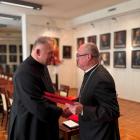 Nowy proboszcz parafii św. Tekli odbiera nominację z rąk biskupa