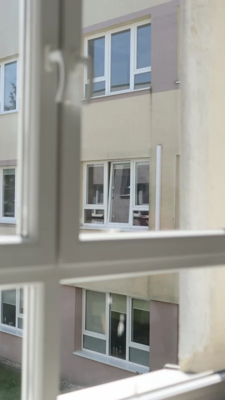 Bezdomni koczują na terenie szpitala w Ciechanowie. Jak im pomóc?