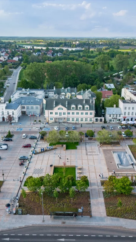 Plac przed ratuszem w Ciechanowie oficjalnie otwarty po częściowym odbetonowaniu [zdjęcia]