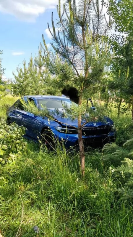 Nastolatek w BMW wypadł z drogi na pętli miejskiej w Ciechanowie. Uderzył w kilka drzew