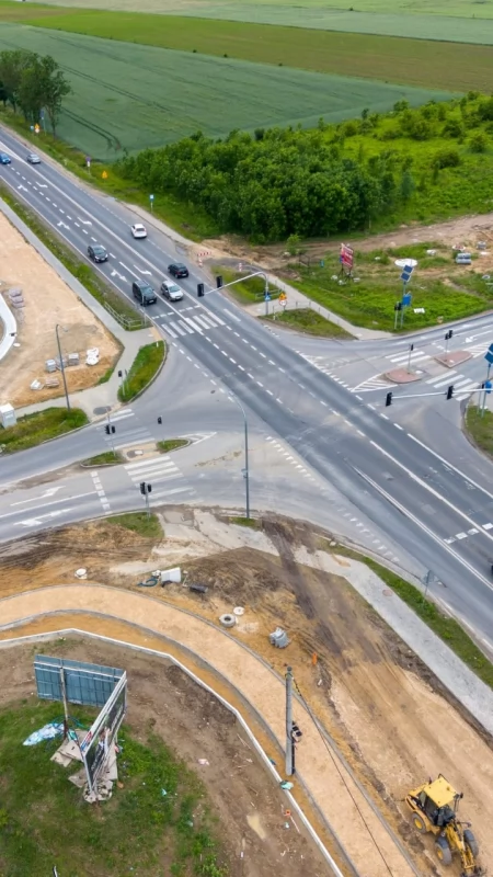 Rusza budowa ronda przy centrum handlowym koło Ciechanowa. Będą utrudnienia w ruchu