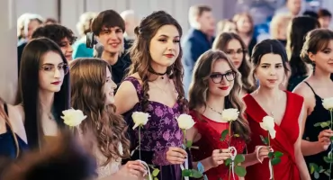 To był magiczny wieczór. Na studniówce bawiła się młodzież z Krasiniaka [zdjęcia/wideo]