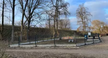 Szkło na wybiegu dla psów. Kolejny akt wandalizmu w Ciechanowie