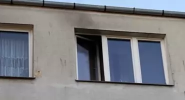Z okna wydobywał się dym. Strażnicy miejscy z Ciechanowa uratowali mężczyznę