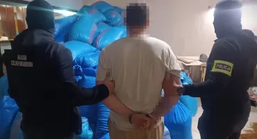 Zlikwidowali nielegalną fabrykę i dziuplę z pojazdami. Trzy osoby zatrzymane [wideo/zdjęcia]