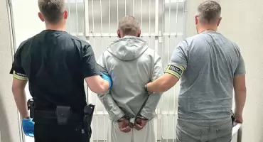 Ukradł dwa samochody i przyczepkę. Tak bardzo chciał wrócić do Ciechanowa