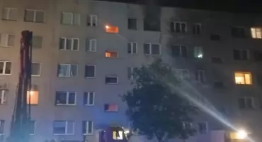 Nocny pożar mieszkania w Ciechanowie. Płomienie wychodziły na zewnątrz