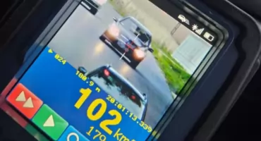 Ciechanowianin pędził mercedesem przez teren zabudowany. Poniesie surowe konsekwencje