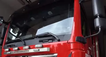 Mocniej powiało. Niedaleko Ciechanowa drzewo spadło na auta