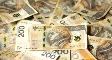 Wykonała 10 przelewów. Straciła 125 tys. zł