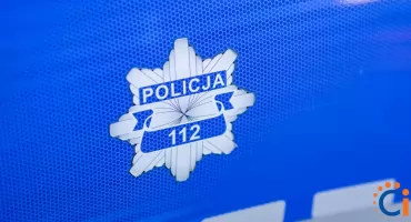 Dziwne zachowanie kierującej w pobliżu Ciechanowa. Świadek zadzwonił na policję