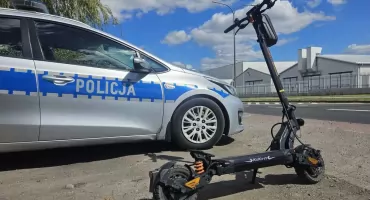 Pijana kobieta na hulajnodze elektrycznej. Wpadła koło Ciechanowa
