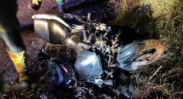 Motocyklista uderzył w leżące na jezdni fragmenty drzewa [zdjęcia]