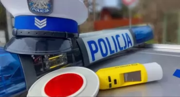 Kolizja przy ośrodku zdrowia w gminie Sońsk. Pijany 75-latek uderzył w zaparkowane auto