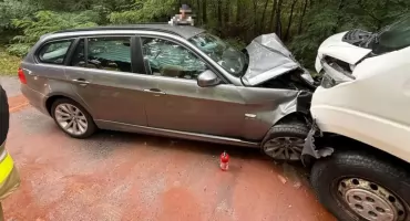 Na łuku wpadł w poślizg. BMW zderzyło się z busem [zdjęcia]