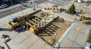 Mniej betonu w centrum Ciechanowa. Postępuje przebudowa placu przed ratuszem [zdjęcia]