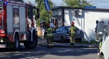 Rozbite pojazdy, uszkodzony sklep. Groźne zdarzenie na skrzyżowaniu [zdjęcia]
