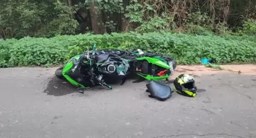 Wypadek motocyklisty. Uderzył w drzewo