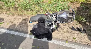 Ciechanowianin ranny w wypadku. Motocyklem uderzył w znak, sunął po poboczu kilkanaście metrów