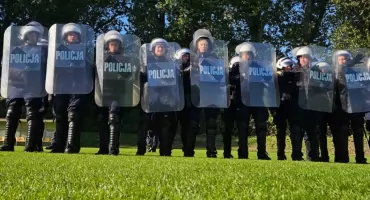 Stadion w Ciechanowie areną działań policyjnych pododdziałów [zdjęcia]