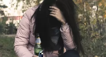 Roczna dziewczynka pod opieką pijanej matki