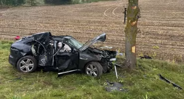 Dachował Jaguar. Dwie osoby zostały ranne