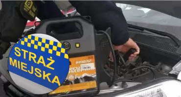 Auto nie chce odpalić? Straż Miejska z Ciechanowa pomaga kierowcom