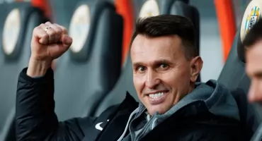 Ciechanowianin robi furorę w piłkarskiej Ekstraklasie. Został trenerem miesiąca, walczy o mistrzostwo