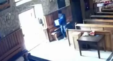 Złodziej w kościele. Ukradł skarbonę z datkami i ... ukrył się pod folią na plantacji truskawek [wideo]