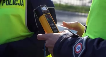 Kompletnie pijany kierowca zatrzymany przez świadka pod Ciechanowem. Stracił auto i prawo jazdy