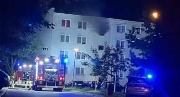 AKTUALIZACJA. Nocny pożar bloku w Ciechanowie [zdjęcia]