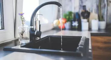 Problemy z wodą w pobliżu Ciechanowa. Samorząd podejrzewa nielegalne pobory