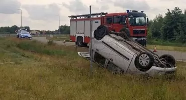 Poranne dachowanie osobówki. Jedna osoba trafiła do szpitala [zdjęcia]